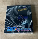 BIT SYSTEM - THUNDERCADE - Cartucho original, acondicionado em embalagem origina LACRADA! - Para solicitação de mídias adicionais e esclarecimento de dúvidas, entrar em contato através do telefone (21) 99377-0652.