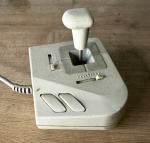 Antigo joystick para PC com entrada DB15. Não testado, sem garantia de funcionamento - Para solicitação de mídias adicionais e esclarecimento de dúvidas, entrar em contato através do telefone (21) 99377-0652.