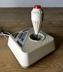 Antigo joystick para PC com entrada DB15. Não testado, sem garantia de funcionamento - Para solicitação de mídias adicionais e esclarecimento de dúvidas, entrar em contato através do telefone (21) 99377-0652.