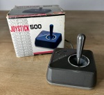 Antigo joystick 500 para PC com entrada DB15, acondicionado na caixa ORIGINAL. Não testado, sem garantia de funcionamento - Para solicitação de mídias adicionais e esclarecimento de dúvidas, entrar em contato através do telefone (21) 99377-0652.