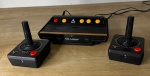 ATARI Flashback 7 - Console. Acompanha cabo AV, fonte e 2 controles sem fio. FUNCIONANDO no momento, sem garantia futura - Para solicitação de mídias adicionais e esclarecimento de dúvidas, entrar em contato através do telefone (21) 99377-0652.