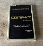 Splice - Cartucho Expansão Comp-K7 Modelo A, para uso em vídeo games compatíveis com ATARI. FUNCIONANDO no momento, sem garantia futura - Para solicitação de mídias adicionais e esclarecimento de dúvidas, entrar em contato através do telefone (21) 99377-0652.