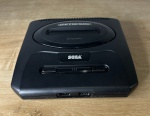 SEGA Genesis - Mega Drive AMERICANO - Console para vídeo game. FUNCIONANDO no momento, sem garantia futura. Acompanha fonte e cabo AV originais (não acompanha controles) - Para solicitação de mídias adicionais e esclarecimento de dúvidas, entrar em contato através do telefone (21) 99377-0652.
