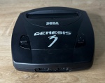 SEGA Genesis 3 - Mega Drive AMERICANO - Console para vídeo game. FUNCIONANDO no momento, sem garantia futura. Acompanha fonte e cabo AV originais (não acompanha controles) - Para solicitação de mídias adicionais e esclarecimento de dúvidas, entrar em contato através do telefone (21) 99377-0652.