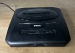 SEGA - Mega Drive III - Console para vídeo game com saída para Sega CD. FUNCIONANDO no momento, sem garantia futura - Para solicitação de mídias adicionais e esclarecimento de dúvidas, entrar em contato através do telefone (21) 99377-0652.