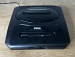 SEGA - Mega Drive III - Console para vídeo game com chaveamento para 3 regiões (Japão, América e Europa). FUNCIONANDO no momento, sem garantia futura - Para solicitação de mídias adicionais e esclarecimento de dúvidas, entrar em contato através do telefone (21) 99377-0652.