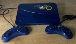 TecToy - Master System Evolution na cor azul com 2 controles. Modelo com jogos na memória. FUNCIONANDO no momento, sem garantia futura. Acompanha cabo AV - Para solicitação de mídias adicionais e esclarecimento de dúvidas, entrar em contato através do telefone (21) 99377-0652.