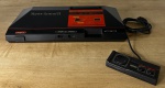 SEGA TecToy - Master System II - Console para video game com 1 controle. Modelo tem na memória o jogo ALEX KIDD. FUNCIONANDO no momento, sem garantia futura. Acompanha fonte e cabo AV - Para solicitação de mídias adicionais e esclarecimento de dúvidas, entrar em contato através do telefone (21) 99377-0652.