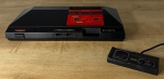 SEGA TecToy - Master System II - Console para video game com 1 controle. Modelo tem na memória 2 jogos. FUNCIONANDO no momento, sem garantia futura. Acompanha fonte, cabo AV e conector de RF original - Para solicitação de mídias adicionais e esclarecimento de dúvidas, entrar em contato através do telefone (21) 99377-0652.