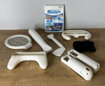 Nintendo Wii - Lote constando de Jogo + Acessórios + base de carregador. Peças vendidas no estado em que se encontram nas imagens, sem garantia de funcionamento - Para solicitação de mídias adicionais e esclarecimento de dúvidas, entrar em contato através do telefone (21) 99377-0652.