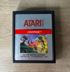 ATARI 2600 - CENTIPEDE - Cartucho de jogo. FUNCIONANDO no momento, sem garantia futura - Para solicitação de mídias adicionais e esclarecimento de dúvidas, entrar em contato através do telefone (21) 99377-0652.