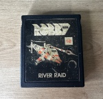 ATARI 2600 - RIVER RAID - Cartucho de jogo. FUNCIONANDO no momento, sem garantia futura - Para solicitação de mídias adicionais e esclarecimento de dúvidas, entrar em contato através do telefone (21) 99377-0652.