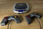 GEMINI - CD Game - Console para vídeo game com 2 controles. FUNCIONANDO no momento, sem garantia futura. Acompanha fonte original - Para solicitação de mídias adicionais e esclarecimento de dúvidas, entrar em contato através do telefone (21) 99377-0652.