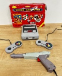 SUPER COMPUTER - Console de video game conhecido como "Clone de Nintendinho", acondicionado na caixa original. Acompanha 2 controles, 1 pistola e fonte. FUNCIONANDO no momento, sem garantia futura - Para solicitação de mídias adicionais e esclarecimento de dúvidas, entrar em contato através do telefone (21) 99377-0652.
