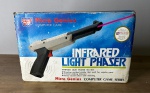 MICRO GENIUS - Infrared Light Phaser - Pistola acondicionada na caixa original! FUNCIONANDO no momento, sem garantia futura - Para solicitação de mídias adicionais e esclarecimento de dúvidas, entrar em contato através do telefone (21) 99377-0652.