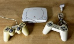 PLAYSTATION 1 - Console de video game + 2 controles + jogo GUNSHIP. Peça vendida NO ESTADO (liga mas não lê CD, entra no menu sem CD). Acompanha Fonte, cabo AV e cabo RF -Para solicitação de mídias adicionais e esclarecimento de dúvidas, entrar em contato através do telefone (21) 99377-0652.