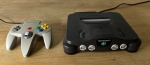 NINTENDO 64 americano - Console de video game + 1 controle original. FUNCIONANDO no momento, sem garantia futura (Botão de reset travando). Acompanha cabo AV - Para solicitação de mídias adicionais e esclarecimento de dúvidas, entrar em contato através do telefone (21) 99377-0652.