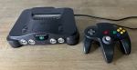 NINTENDO 64 - Console de video game + 1 controle original. FUNCIONANDO no momento, sem garantia futura - Para solicitação de mídias adicionais e esclarecimento de dúvidas, entrar em contato através do telefone (21) 99377-0652.