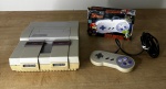 SUPER NINTENDO americano - Console de video game + controle original (ainda na caixa). FUNCIONENDO no momento, sem garantia futura (funcionamento em modo RF, saída AV não respondeu a testes preliminares). Acompanha fonte (nacional) e cabo RF - Para solicitação de mídias adicionais e esclarecimento de dúvidas, entrar em contato através do telefone (21) 99377-0652.