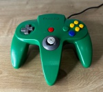 NINTENDO 64 - Controle original na cor verde. FUNCIONANDO no momento, sem garantia futura - Para solicitação de mídias adicionais e esclarecimento de dúvidas, entrar em contato através do telefone (21) 99377-0652.