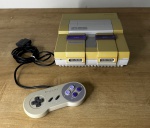 SUPER NINTENDO - Console para vídeo game + 1 controle original gradiente. FUNCIONANDO no momento, sem garantia futura. Acompanha fonte e cabo RF - Para solicitação de mídias adicionais e esclarecimento de dúvidas, entrar em contato através do telefone (21) 99377-0652.