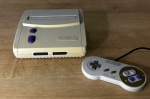 SUPER NINTENDO Baby - Console para vídeo game + 1 controle original. FUNCIONANDO no momento, sem garantia futura. Acompanha fonte (genérica) e cabo RF original Nintendo - Para solicitação de mídias adicionais e esclarecimento de dúvidas, entrar em contato através do telefone (21) 99377-0652.