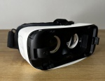 Gear VR - Óculos de realidade virtual. Peça em bom estado de conservação, vendida no estado em que se encontra nas imagens. Não testado, sem garantia de funcionamento - Para solicitação de mídias adicionais e esclarecimento de dúvidas, entrar em contato através do telefone (21) 99377-0652.