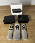 APPLE TV - Lote constando de 2 aparelhos (sendo 1 na caixa) + 2 controles originais e 1 controle genérico. Peças não testadas, sem garantia de funcionamento. Para solicitação de mídias adicionais e esclarecimento de dúvidas, entrar em contato através do telefone (21) 99377-0652.