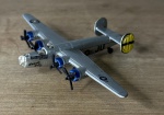 MAISTO - B-24D Liberator - Miniatura de aeronave em metal com acabamentos em plástico - med. aproximadamente 14,5 cm