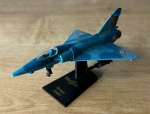 MAISTO - Mirage 2000 - Miniatura de aeronave em metal com acabamentos em plástico. Acompanha base expositora - med. aproximadamente 12 cm