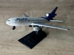 PLUMA DC-10-30 - Miniatura de aeronave em metal com acabamentos em plástico. Acompanha base expositora - med. 12 cm