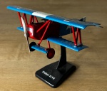 Fokker D.VII - Miniatura de aeronave em metal com acabamentos em plástico. Acompanha base expositora - med. 18 cm