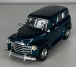 KINSMART - Chevrolet Suburban (1950) - Miniatura de carro em escala 1/36.  Miniatura em metal com pneus de borracha e abertura de portas - med. aproximadamente 12 cm - Peça em bom estado de conservação, vendida no estado em que se encontra nas imagens.