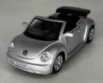 KINSMART - KT5073 - Volkswagen New Beetle Convertible (2003) - Miniatura de carro em escala 1/32.  Miniatura em metal com pneus de borracha e abertura de portas - med. aproximadamente 12,5 cm - Peça em bom estado de conservação, vendida no estado em que se encontra nas imagens.