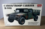 PLASTIMODELISMO - Academy - Cargo/Troop Carrier M-998 - Escala 1/35 - Nº 1362 - Kit para montar acondicionado na caixa original, com peças ainda na árvore, LACRADAS! - Acompanham apenas os itens presentes nas imagens. Para solicitação de imagens adicionais entrar em contato através do número (21) 99377-0652.