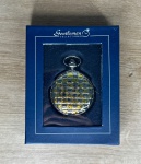 Gentleman Collection - Relógio de bolso, acondicionado na embalagem original - med. aproximadamente 4,7 cm de diâmetro - Peça em bom estado de conservação (Maquinário não testado, sem garantia de funcionamento).