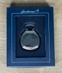 Gentleman Collection - Relógio de bolso, acondicionado na embalagem original - med. aproximadamente 4,3 cm - Peça em bom estado de conservação (Maquinário não testado, sem garantia de funcionamento). Faltando o pino.