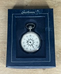 Gentleman Collection - Relógio de bolso, acondicionado na embalagem original - med. aproximadamente 4,5 cm de diâmetro - Peça em bom estado de conservação (Maquinário não testado, sem garantia de funcionamento).