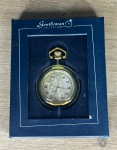 Gentleman Collection - Relógio de bolso, acondicionado na embalagem original - med. aproximadamente 4,6 cm de diâmetro - Peça em bom estado de conservação (Maquinário não testado, sem garantia de funcionamento).