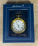 Gentleman Collection - Relógio de bolso, acondicionado na embalagem original - med. aproximadamente 5 cm de diâmetro - Peça em bom estado de conservação (Maquinário não testado, sem garantia de funcionamento).