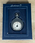 Gentleman Collection - Relógio de bolso, acondicionado na embalagem original - med. aproximadamente 4,5 cm de diâmetro - Peça em bom estado de conservação (Maquinário não testado, sem garantia de funcionamento).