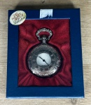 The Pocket Watch Collection - Relógio de bolso, acondicionado na embalagem original - med. aproximadamente 4,6 cm de diâmetro - Peça em bom estado de conservação (Maquinário não testado, sem garantia de funcionamento).