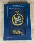 Gentleman Collection - Relógio de bolso, acondicionado na embalagem original - med. aproximadamente 5 cm de diâmetro. Acompanha chatilene - Peça em bom estado de conservação (Maquinário não testado, sem garantia de funcionamento).