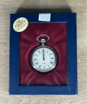The Pocket Watch Collection - Relógio de bolso, acondicionado na embalagem original - med. aproximadamente 4,3 cm de diâmetro - Peça em bom estado de conservação (Maquinário não testado, sem garantia de funcionamento).