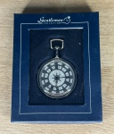 Gentleman Collection - Relógio de bolso, acondicionado na embalagem original - med. aproximadamente 4,7 cm de diâmetro - Peça em bom estado de conservação (Maquinário não testado, sem garantia de funcionamento).