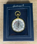 Gentleman Collection - Relógio de bolso, acondicionado na embalagem original - med. aproximadamente 5 cm de diâmetro - Peça em bom estado de conservação (Maquinário não testado, sem garantia de funcionamento).