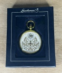 Gentleman Collection - Relógio de bolso, acondicionado na embalagem original - med. aproximadamente 5 cm de diâmetro - Peça em bom estado de conservação (Maquinário não testado, sem garantia de funcionamento).