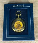 Gentleman Collection - Relógio de bolso, acondicionado na embalagem original - med. aproximadamente 5 cm - Peça em bom estado de conservação (Maquinário não testado, sem garantia de funcionamento).
