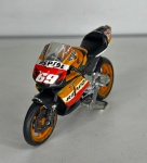 Honda CBR 1000RR Fireblade Repsol MotoGP - Miniatura de motocicleta em metal com acabamentos em plástico e pneus de borracha - Escala 1/18 - Peça em bom estado de conservação, vendida no estado em que se encontra nas imagens.