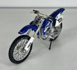 Yamaha YZ - Miniatura de motocicleta em metal com acabamentos em plástico e pneus de borracha - Escala 1/18 - Peça em bom estado de conservação, vendida no estado em que se encontra nas imagens.